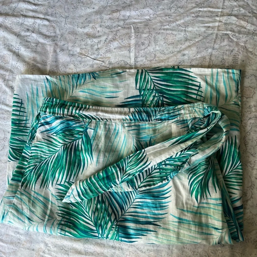 Tahari Green Knee-Length Pencil Skirt with Slit‎